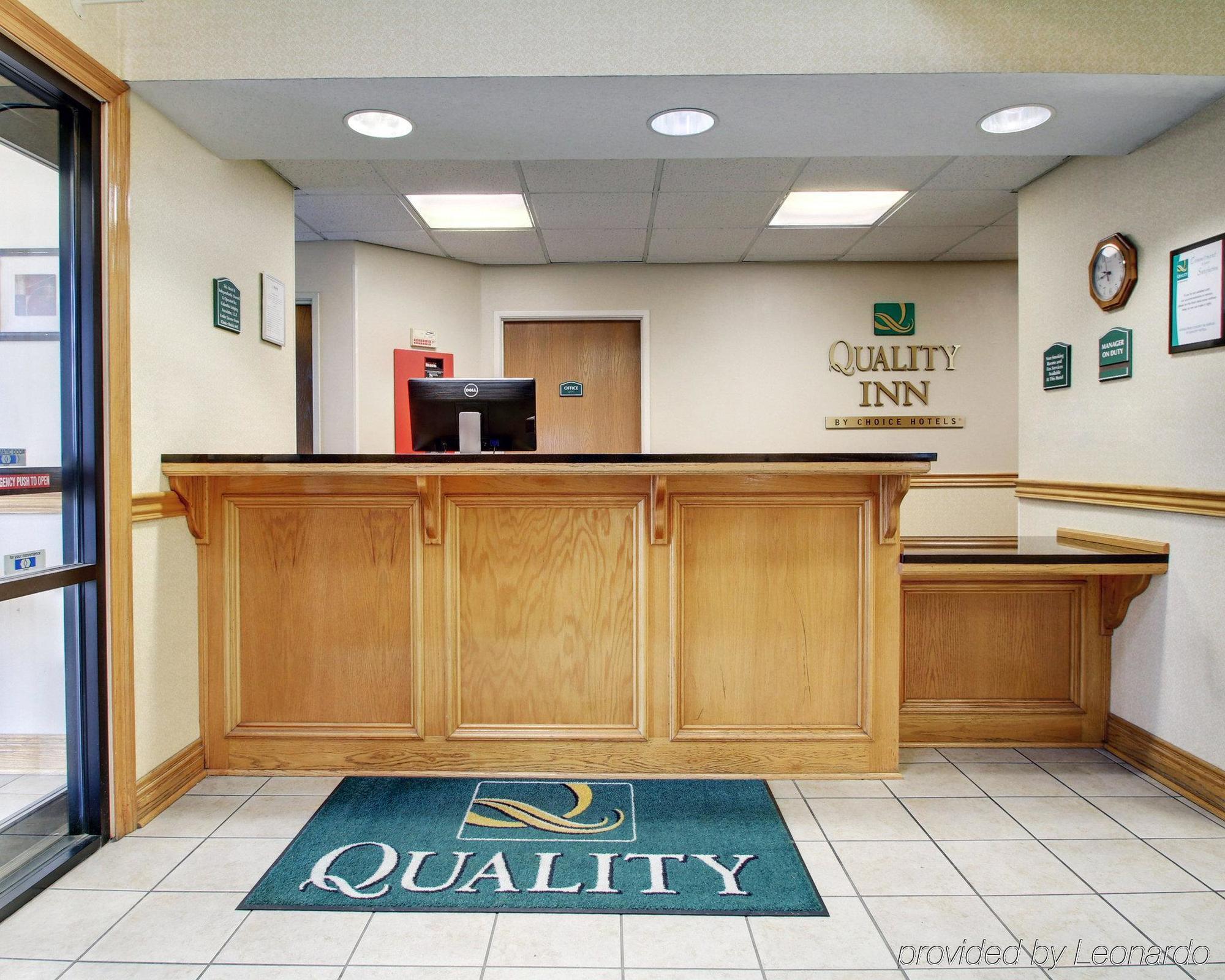 Columbia Inn & Suites エクステリア 写真